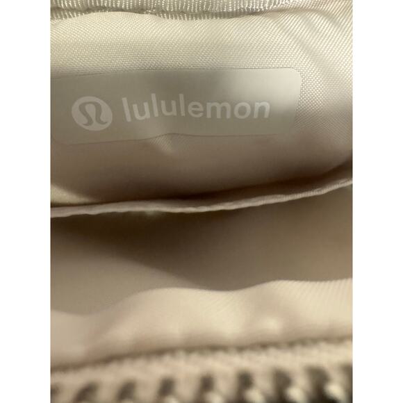 Lululemon Crossbody Camera Bag 2L Ivory - Picture 4 of 9